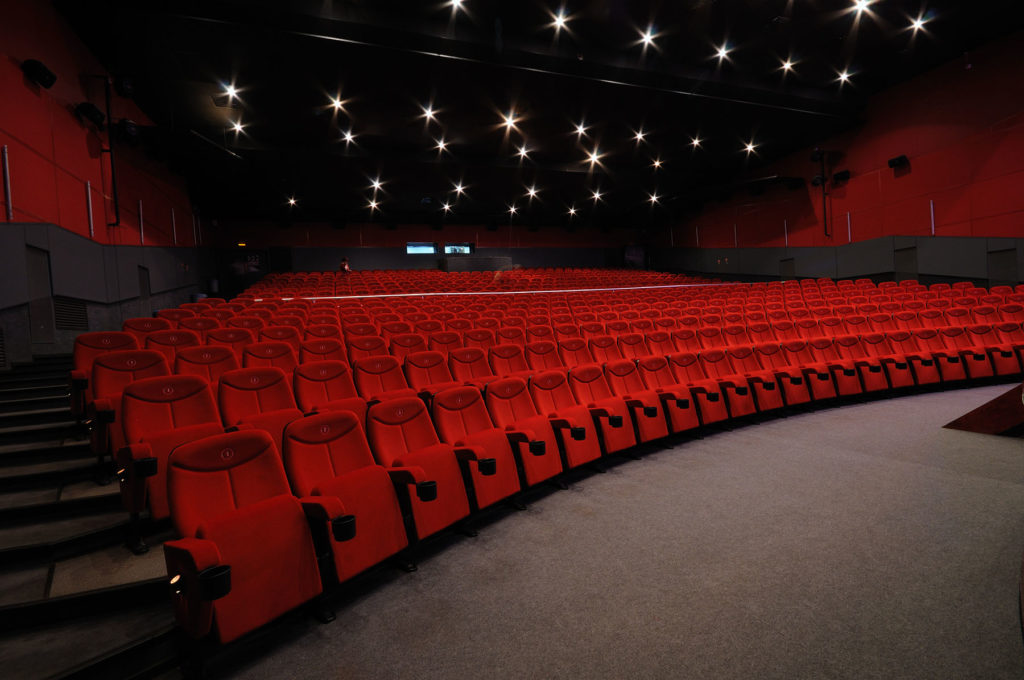 Elokuvateatterissa on erivärisiä ja muotoisia akustiikkalevyjä, jotka ovat lisäksi allergiavapaita.