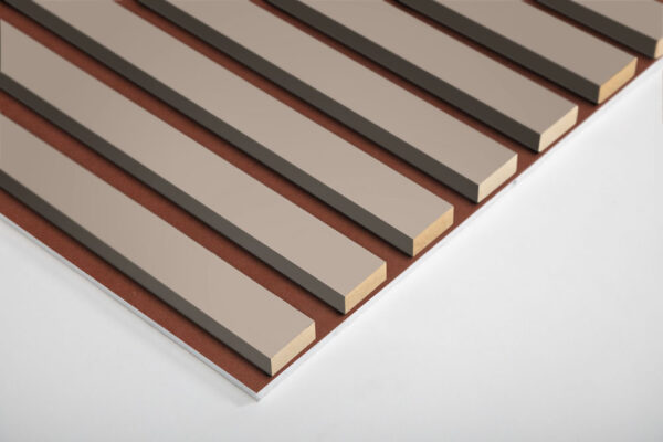 Tiilenpunainen taustalevy, beige rima