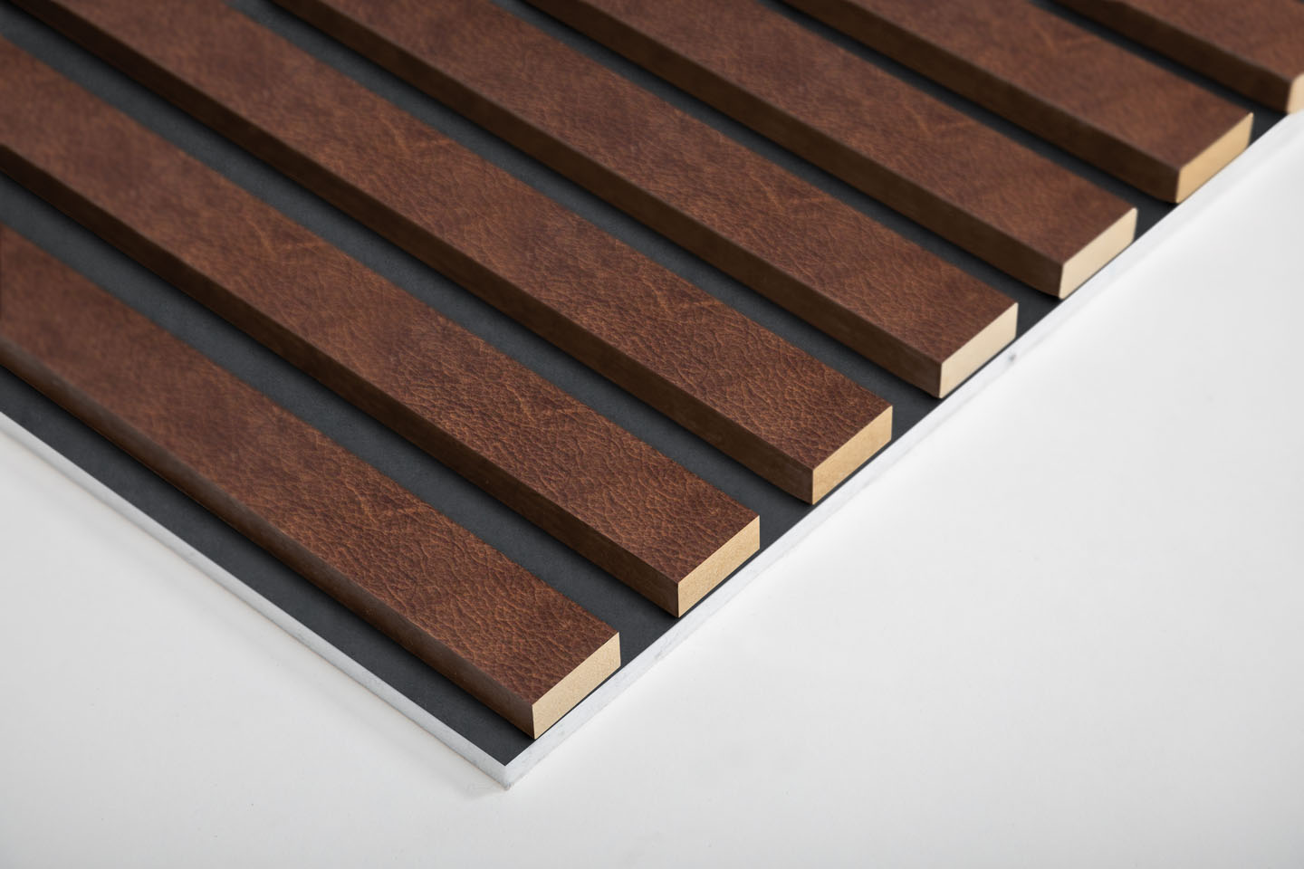 Ewona® AcuDesign, Kallio taustalevy + nahka rima